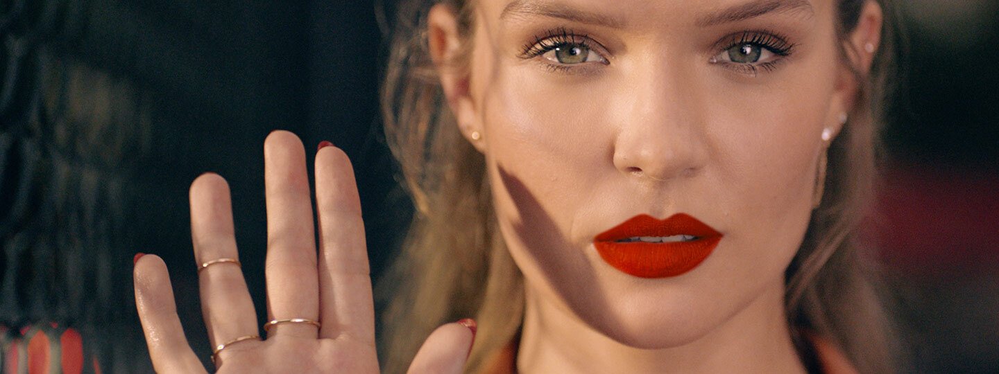 Bannière Promesse de sécurité Maybelline New York - Femmes levant la main