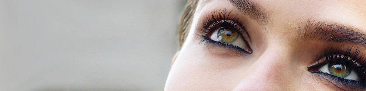 Image bannière tutoriels maquillage yeux - Gros plan sur les yeux d'une femme avec du mascara