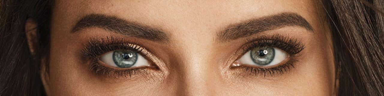 Image bannière tutoriels maquillage sourcils - Gros plan sur les sourcils et les yeux d'une femme