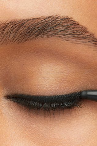 Application macro étape1 Info produit Crayon gel Tattoo Liner Smokey