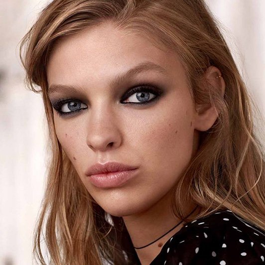 Mannequin Maybelline portant le crayon gel Tattoo Liner Smokey