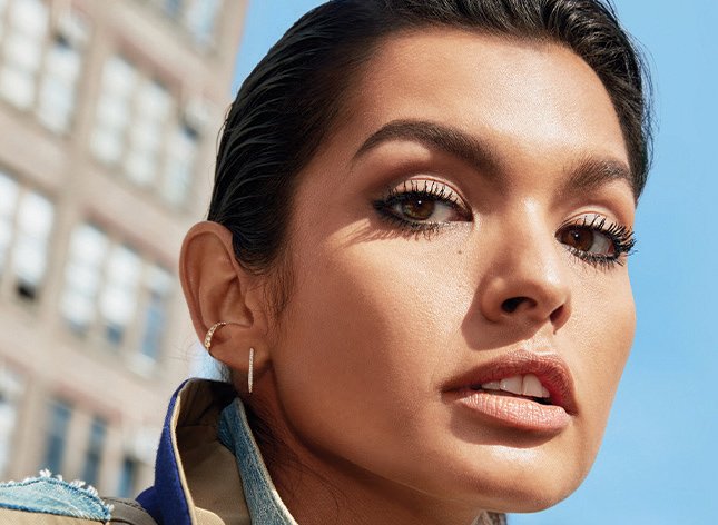 Mannequin Maybelline, Livia, portant le mascara Colossal 36h