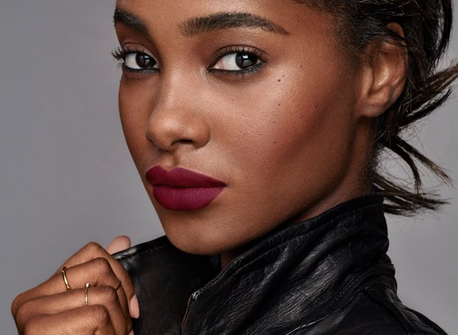 Mannequin Maybelline portant CS Ultimatte
