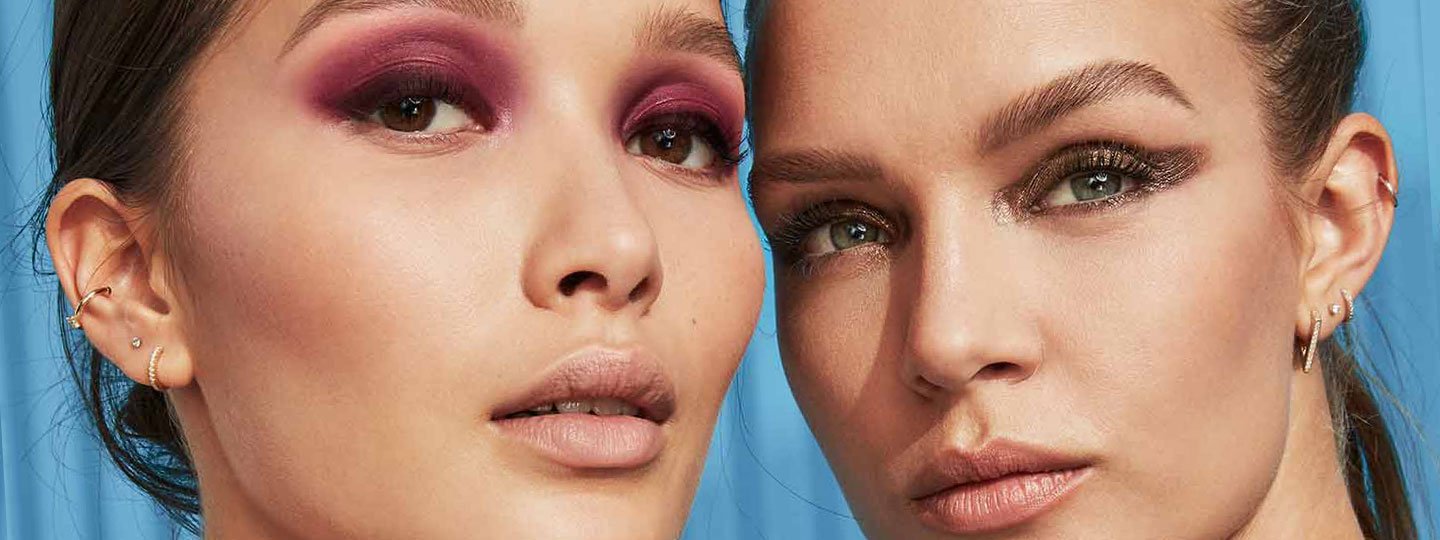 Deux mannequins Maybelline portant du fard à paupières